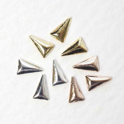 スタッズトライアングル 約3.0×4.5mm 約25個入り