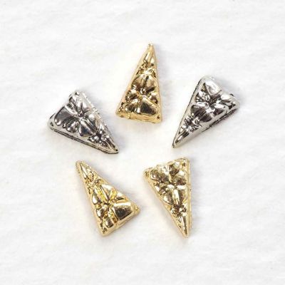 メタルパーツ トライアングル クラック 約3.0×4.7mm 4個入り